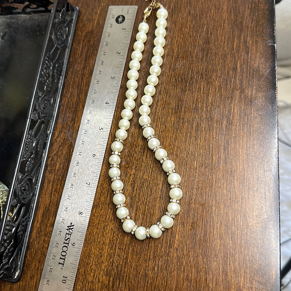 Stunning faux pearl necklace great costume piece